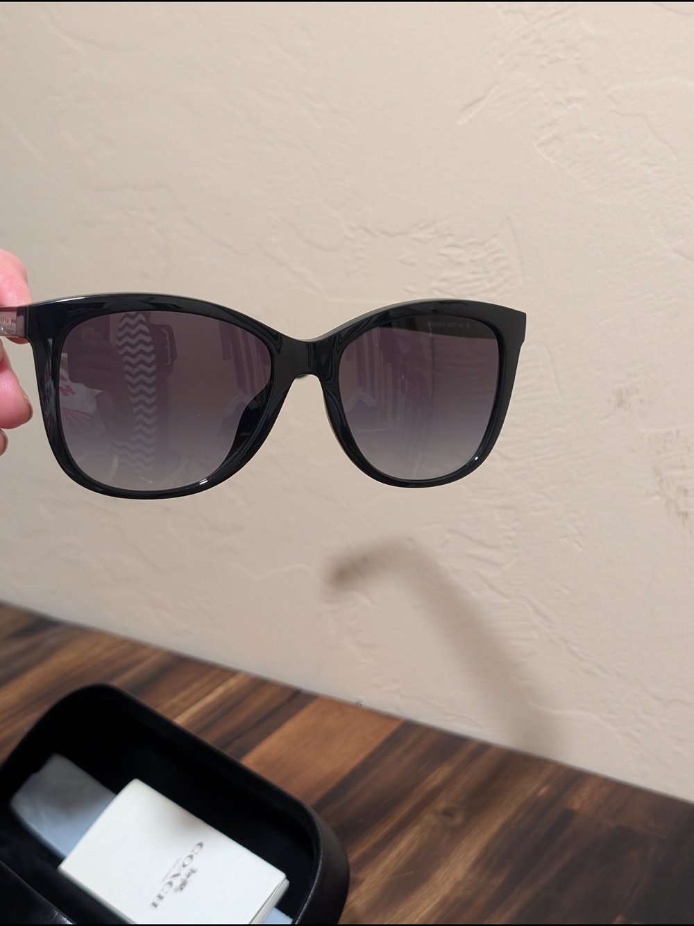 New Womans Coach Black Frame Sunglasses HC 8369U W/Leather Case - Picture 11 of 16